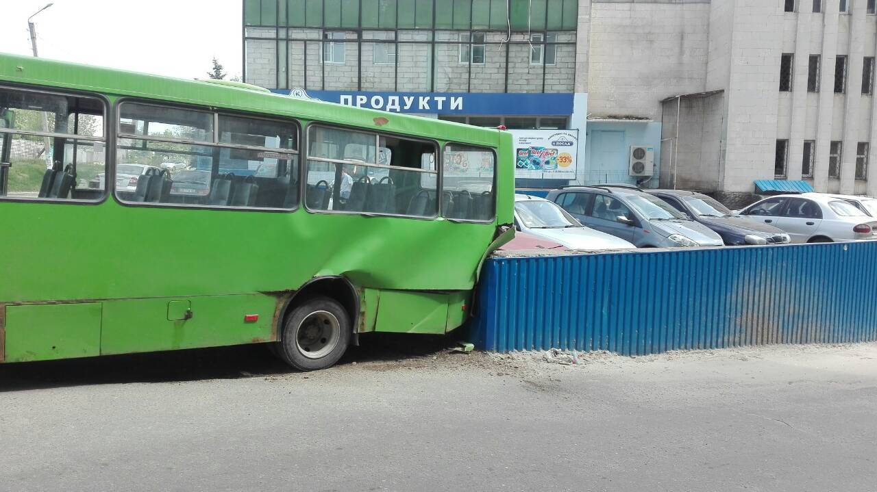 В Харькове маршрутка покатилась назад и врезалась в машины. Фото: Facebook