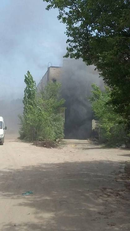 В Харькове горит здание цеха на велозаводе. Фото: Depo.Харьков
