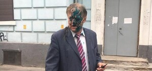 Видеофакт: главу Россотрудничества в Украине облили зеленкой и фекалиями