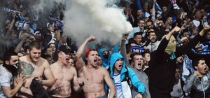 Разбушевались: в центре Днепра футбольные фанаты подрались с полицией