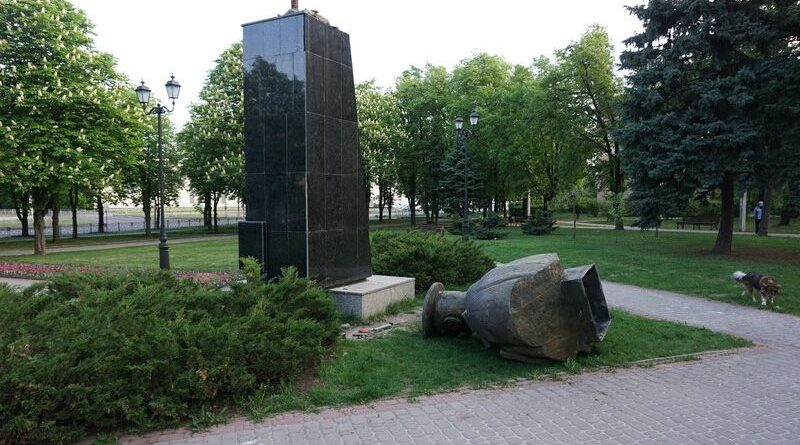 В Харькове полиция задержала активиста и журналистку из-за сноса памятника Жукову. Фото: insidernews.info