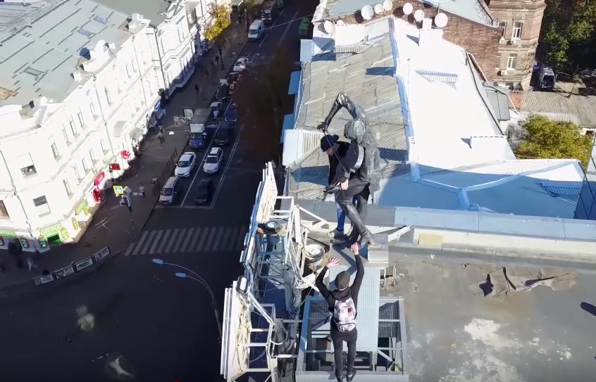 В Харькове руферы вылезли на крышу дома на Сумской без страховки. Фото: скриншот из видео