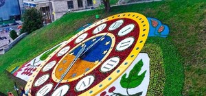 Приходи посмотреть: на Майдане Незалежности обновили цветочные часы