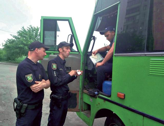 Полиция Харькова проверила общественный транспорт. Фото: "Сегодня"