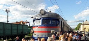 Не поїде ніхто: розлючені пасажири знову заблокували рух потягів під Львом