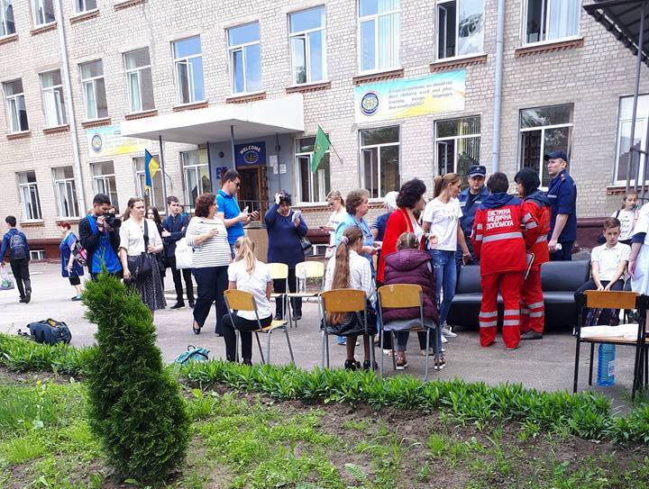 Из харьковской школы увезли в больницу 15 детей. Фото: Facebоok Олег Головков 