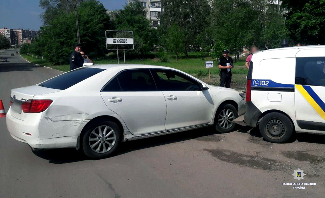 В Лозовой девушка убегала от полиции и устроила ДТП. Фото: патрульная полиция Харьковской области