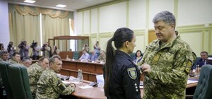 Ножем у живіт: Порошенко нагородив орденом львівську поліцейську Тетяну Сороку