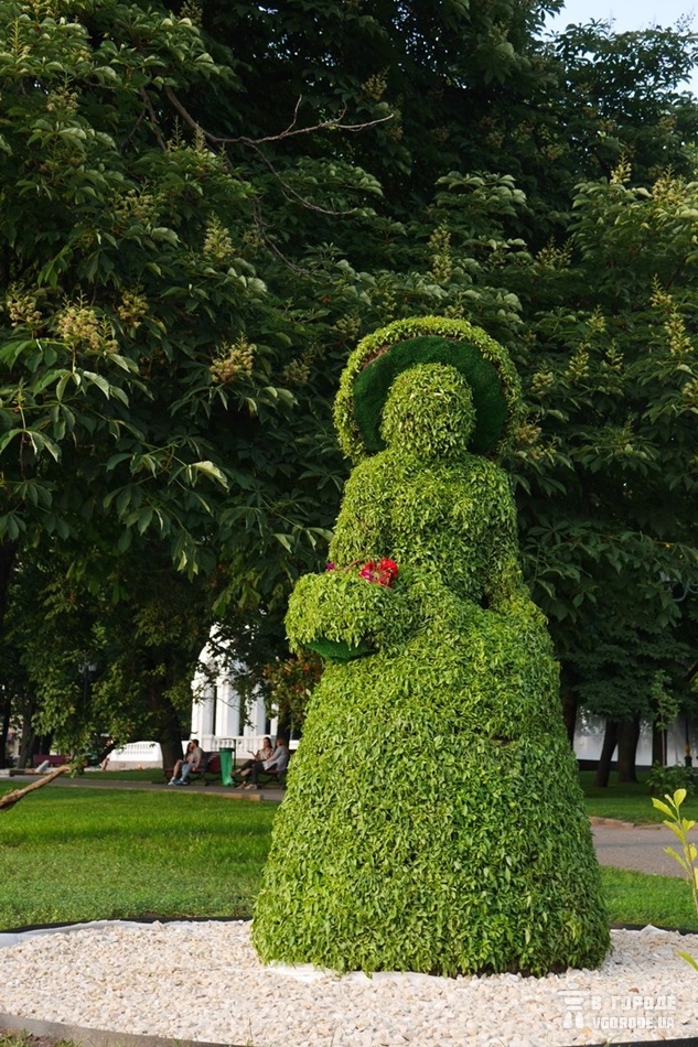 В Харькове появились скульптуры из кустарника на улице Сумской