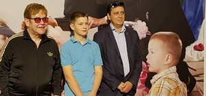 Элтон Джон встретился в Киеве с мальчиком, которого хотел усыновить в 2009 году