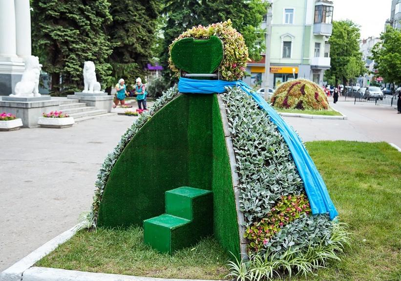 В Харькове появились новые цветочные скульптуры и композиции. Фото: Городской Дозор