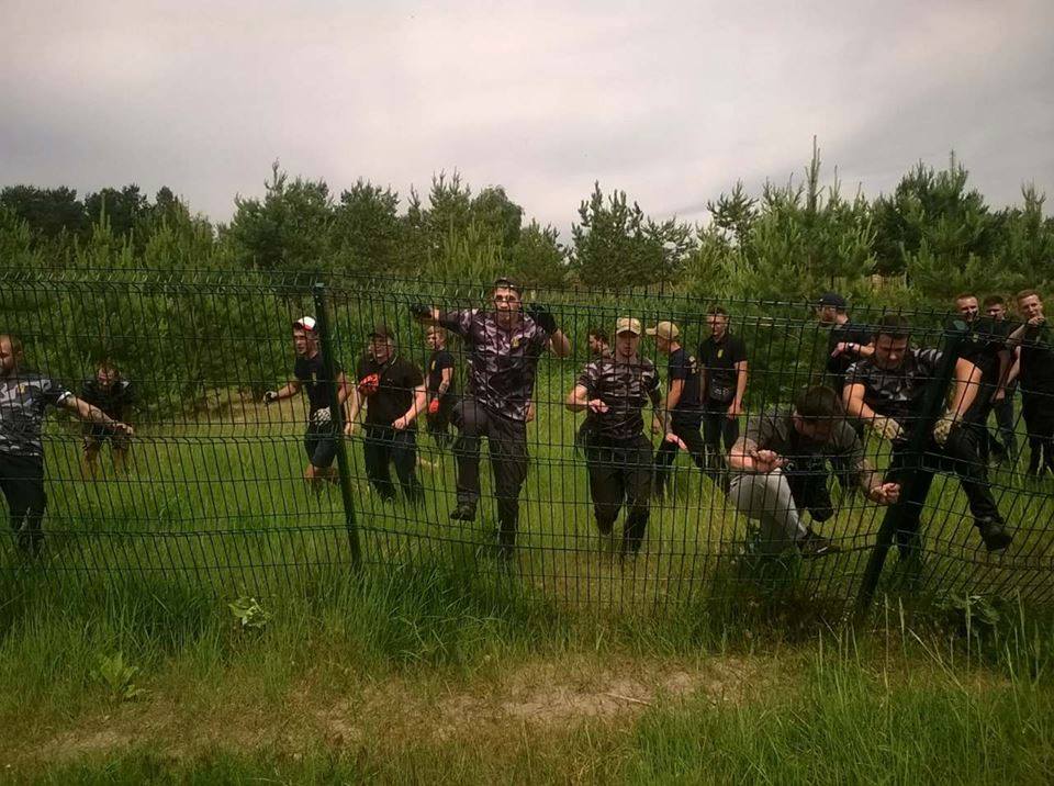 В Хотомле националисты снесли забор, закрывающий проход к воде. Фото: Facebook "Национальный корпус"