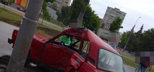 Есть пострадавшие: в Харькове легковушка влетела в столб