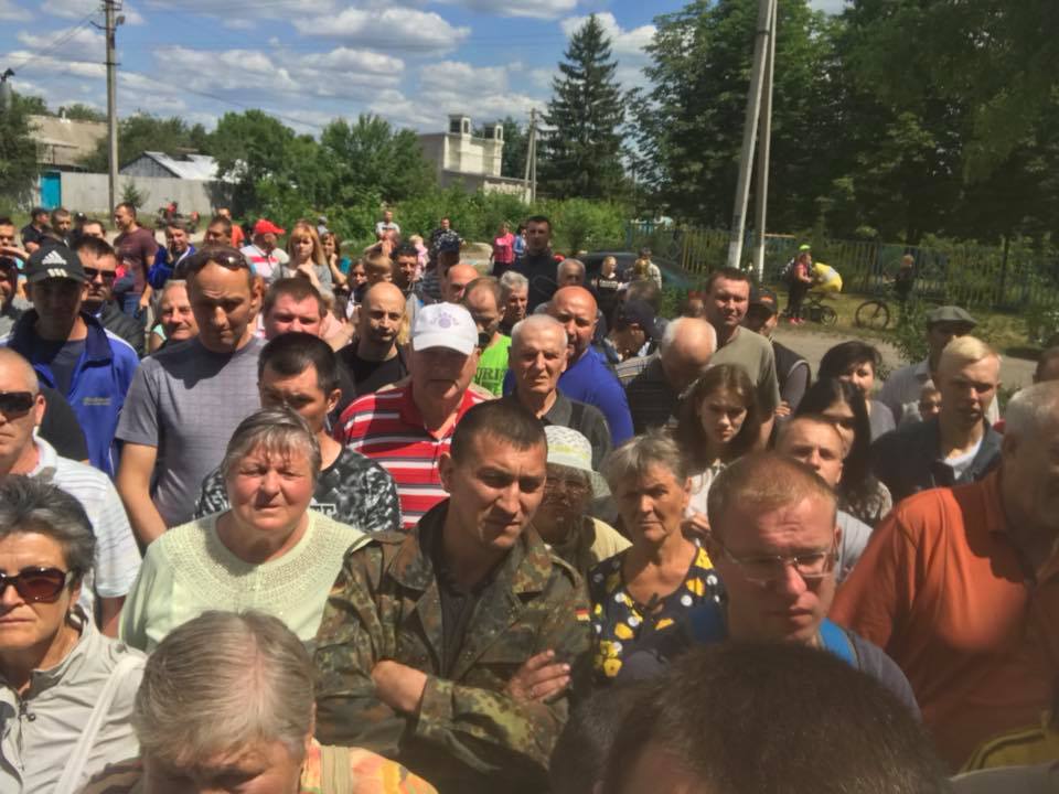 В Эсхаре под Харьковом сегодня, 7 июня, продолжается митинг. Фото: Facebook Кирилл Яковлев