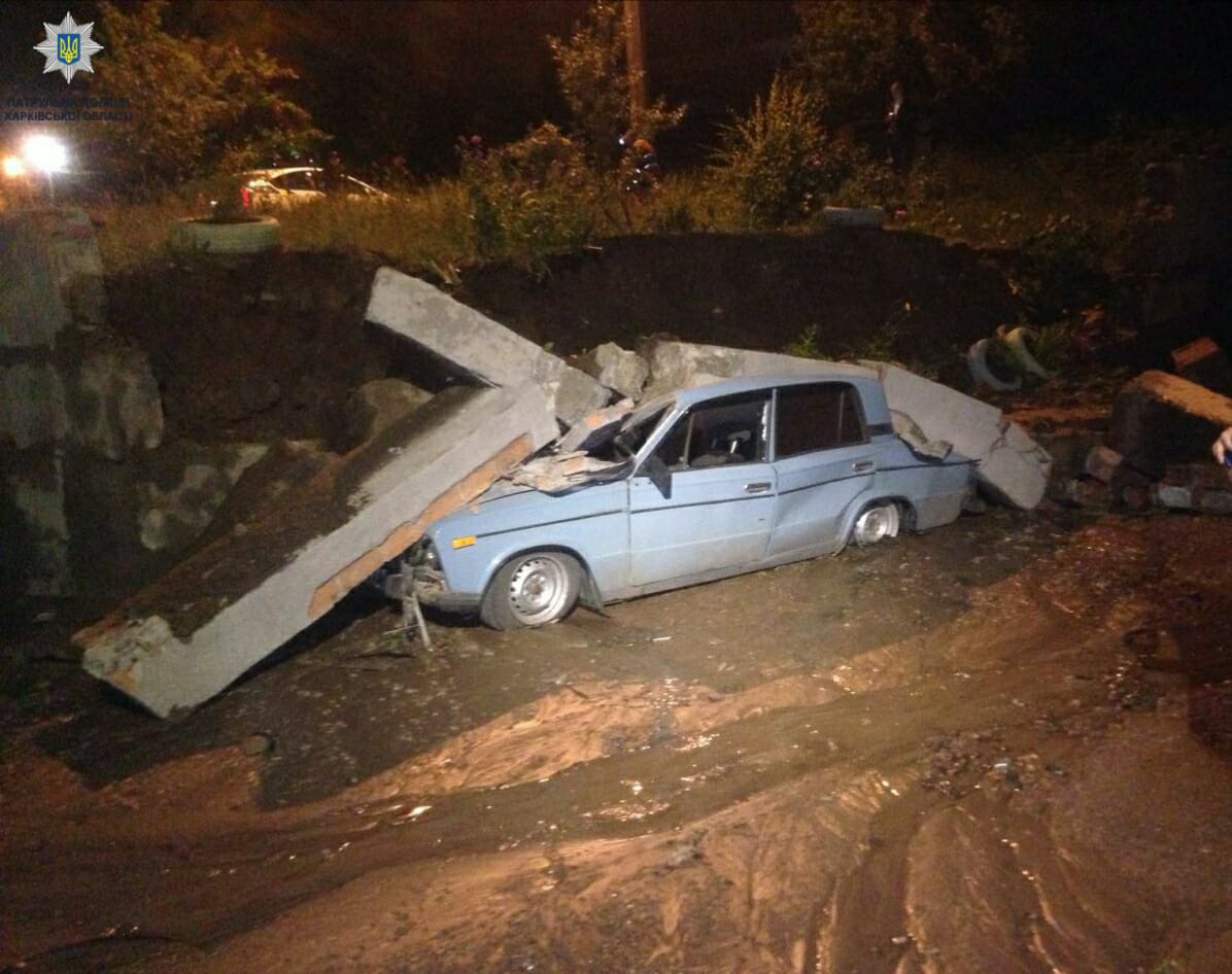 На Салтовке 7 июня прорвало водопровод и бетонные блоки упали на авто. Фото: ГУ НП в Харьковской области