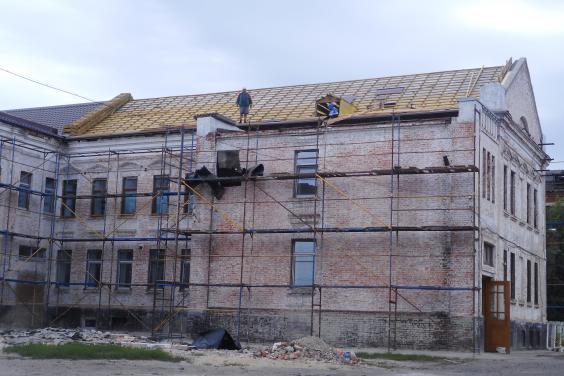 В Волчанске ремонтируют районную больницу. Фото: ХОГА