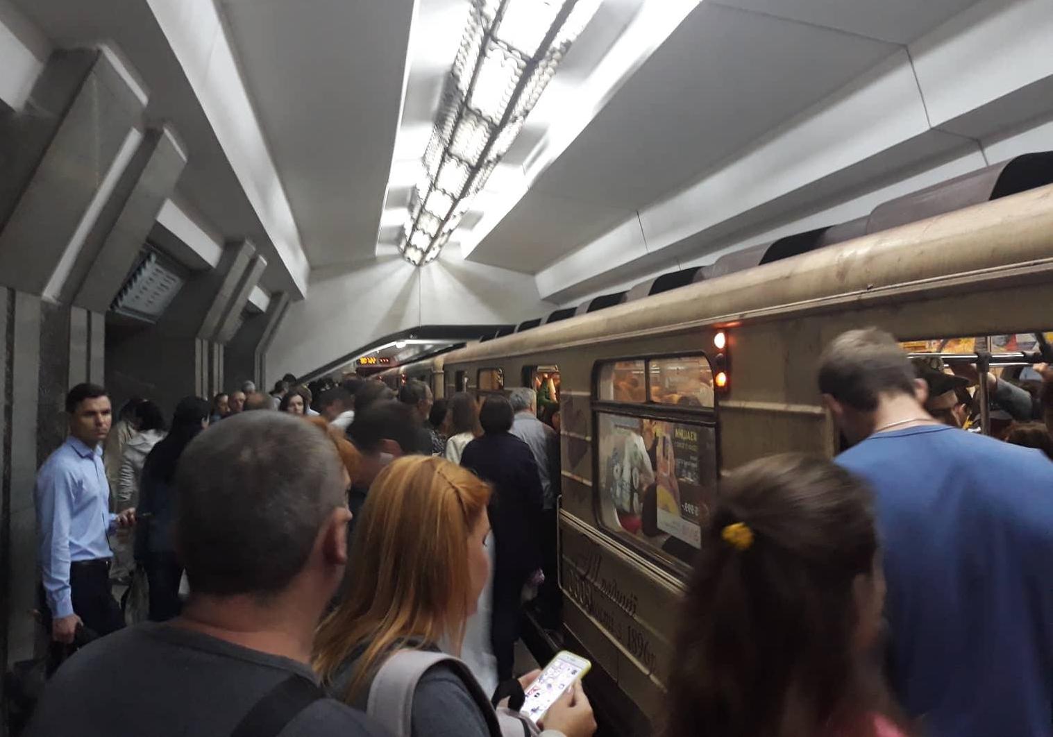 ЧП в метро Харькова: на Алексеевской линии сломались поезда. Фото: 057.ua