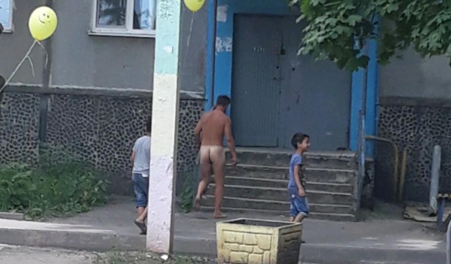 В Харькове по Салтовке разгуливал голый парень. Фото: twitter.com/h_kharkov