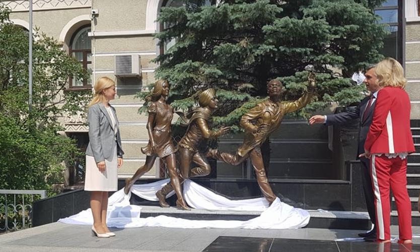 В Харькове появились новые скульптуры возле ХНМУ. Фото: А. Андреев