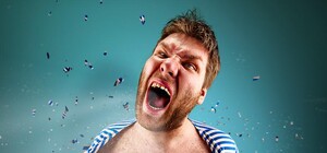 Видеофакт: в Харькове голый мужчина напал на такси