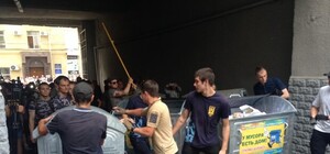 Дымовухи, газ и заммэра в мусорке: в Харькове началась сессия горсовета