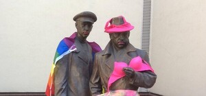 В знак протеста: в Киеве памятник Жеглову и Шарапову нарядили в цвета ЛГБТ