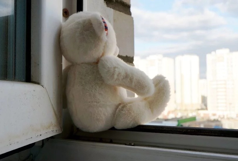 В Першотравневом Харьковской области малыш выпал из окна