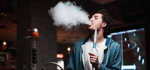 Штрафы и проверки: харьковчанам запретили курить кальян в ресторанах