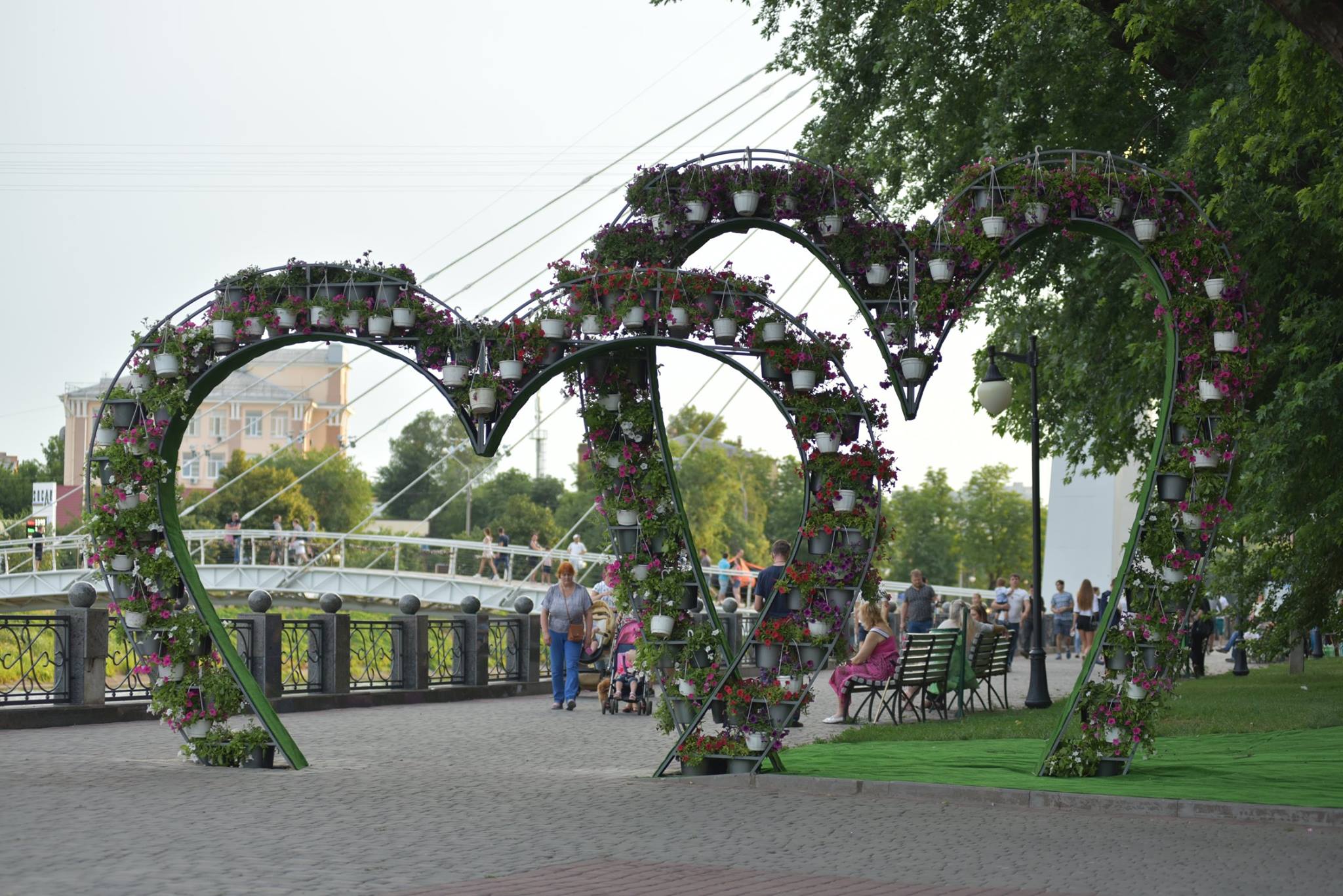 В Харькове установили арки в виде сердец в сквере "Стрелка". Фото: Facebook Типичный Харьковъ