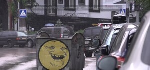 Видеофакт: в Киеве мусорный бак катался по улице и бил автомобили