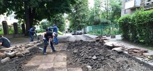 Неймовірна знахідка: у Львові з-під асфальту дістали півтори сотні єврейських надгробків