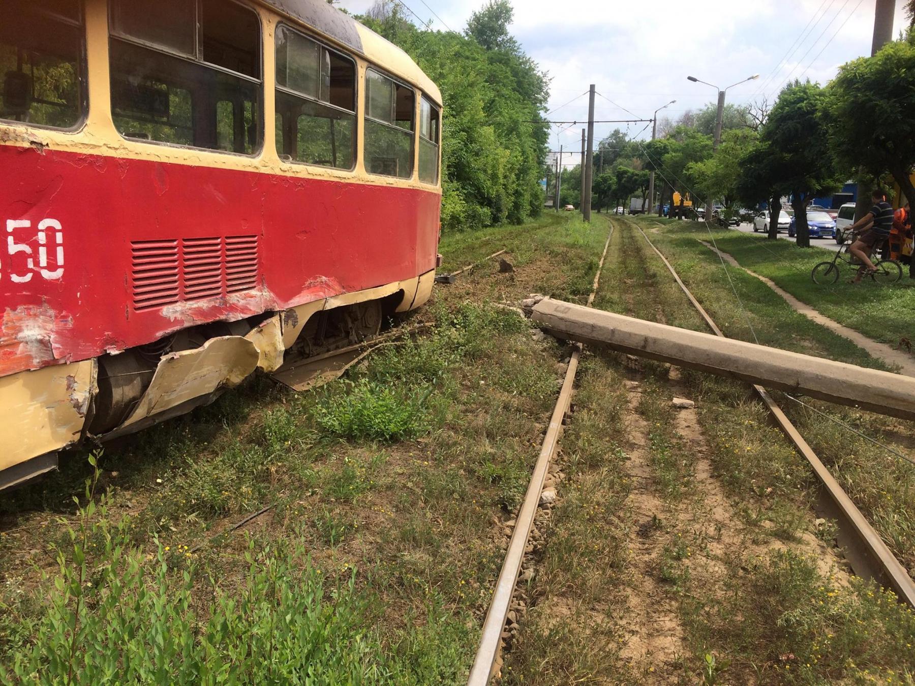 В Харькове 6 июля трамвай сошел с рельсов и сбил столб. Фото: соцсети