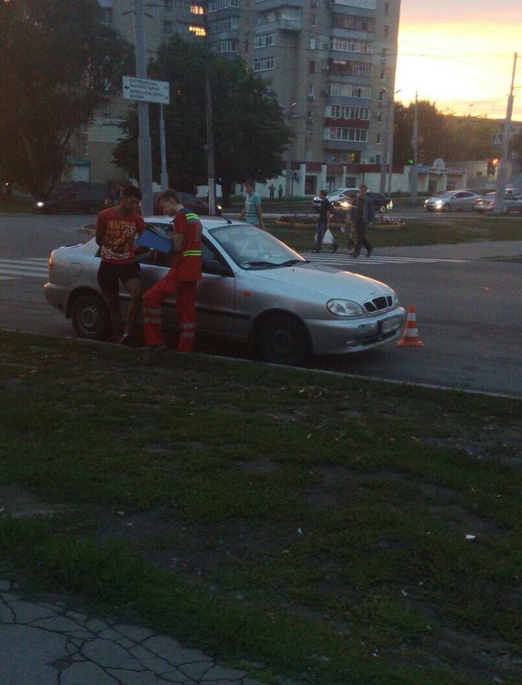 В Харькове легковушка сбила детей на переходе. Фото:  Facebook Харьков 1654