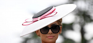 Шляпки на любой вкус: на Одесском ипподроме красовались модницы