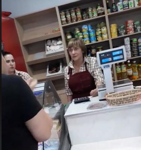 В Харькове продавщица кинула нож в покупательницу из-за сдачи. Фото: скриншот видео