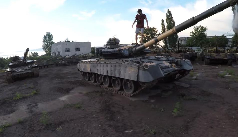 Видео руферов с сотнями танков в Харькове
