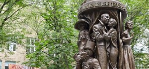 Фотофакт: в Харькове открыли памятник Гурченко с двумя ошибками (обновлено)