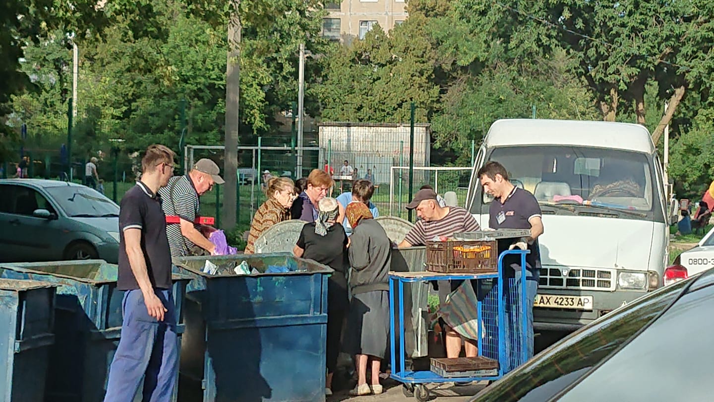 Харьковчане перерывают мусорные баки в поисках еды. Фото: Александр Бутенко