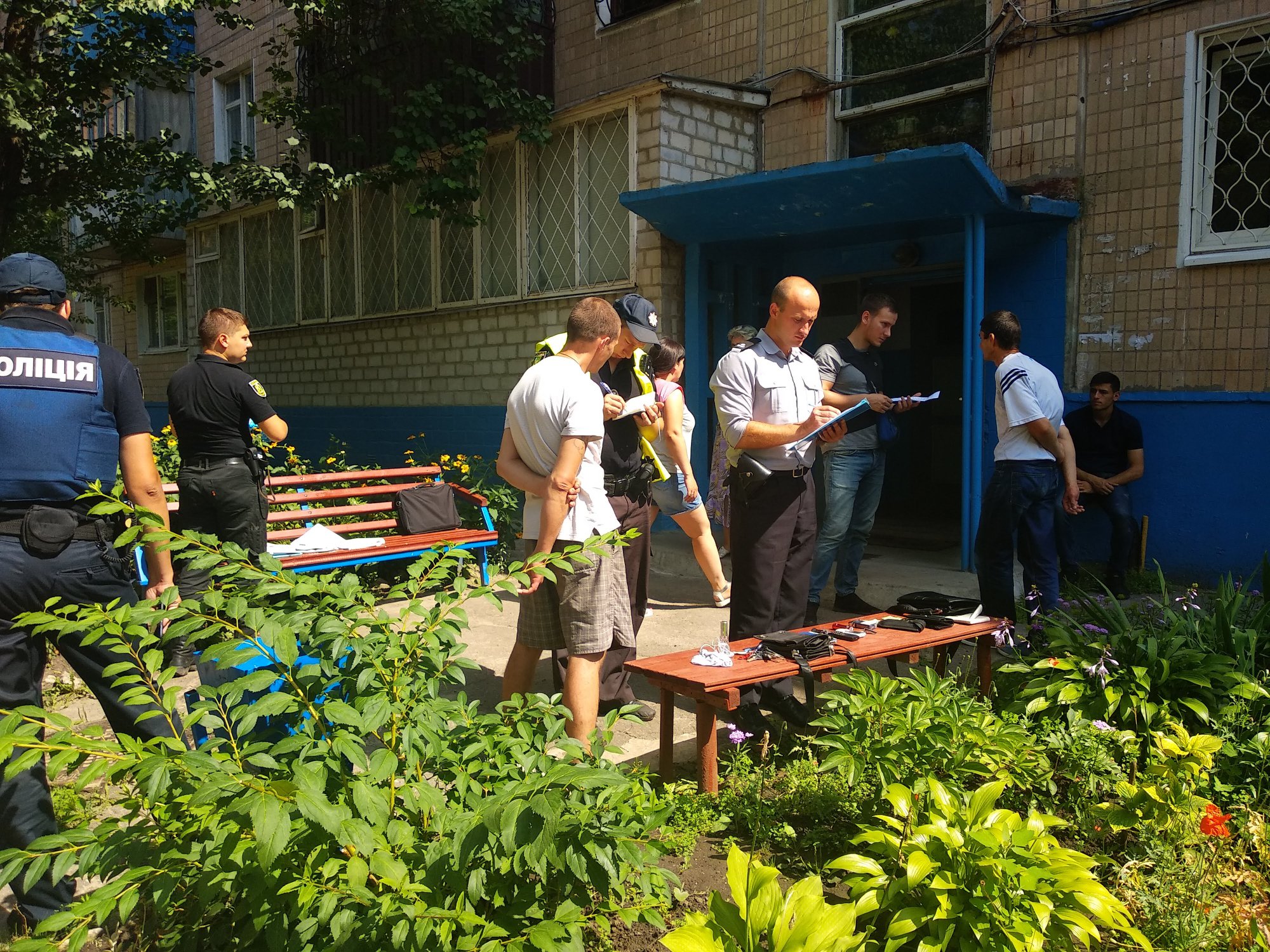 Харьковчане поймали квартирных воров в своем подъезде. Фото: Facebook Сергей Рикунов