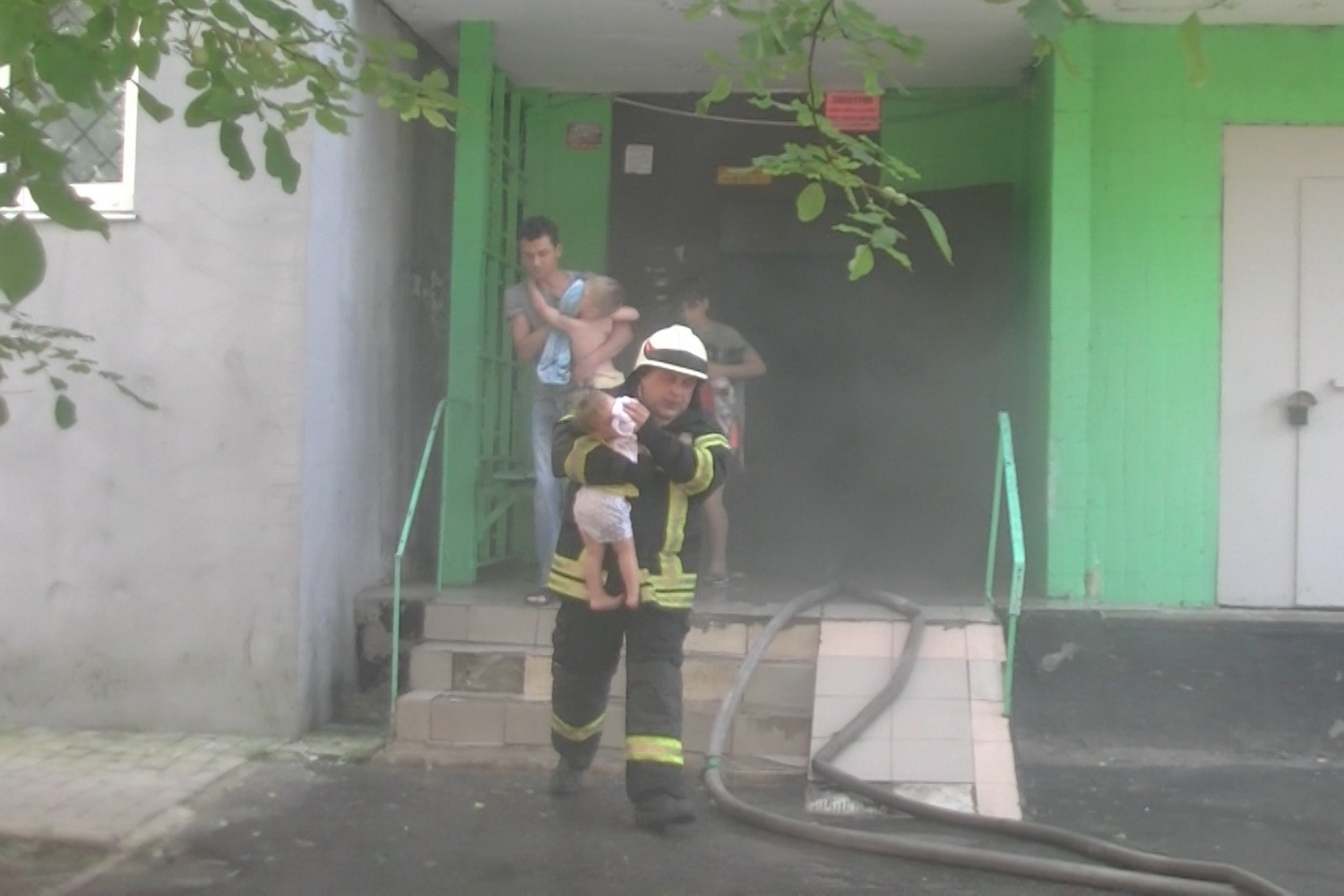 На Алексеевке эвакуировали многоэтажку из-за пожара. Фото: ГСЧС в Харьковской области