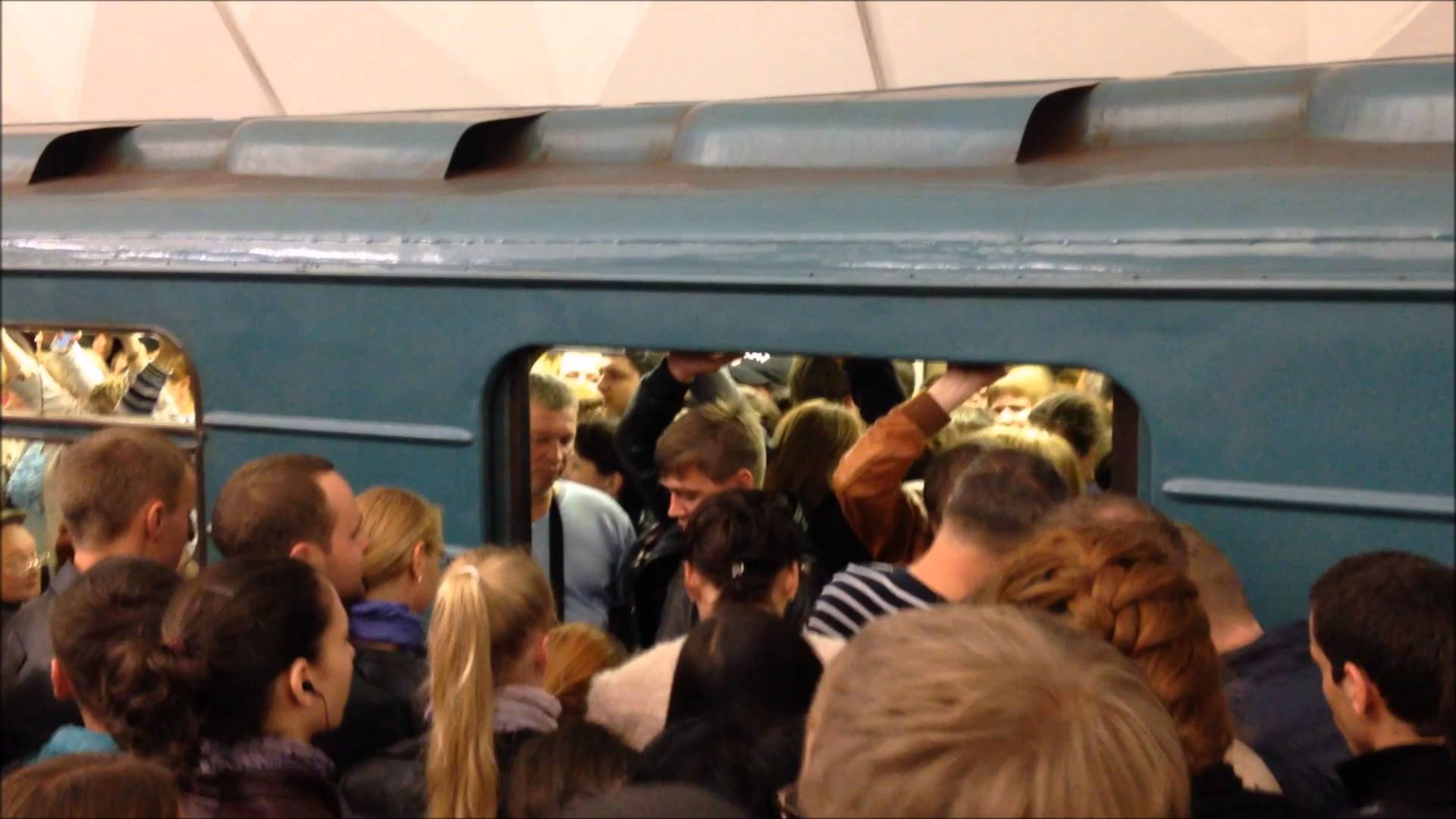 В метро Харькова в тоннеле остановился поезд. Фото: politeka.net