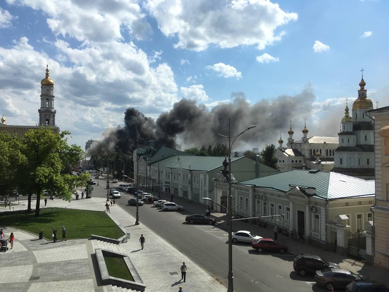 В Харькове горит здание УИПА. Фото: ХХ