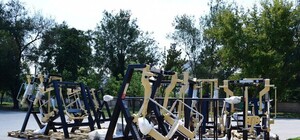 Фотофакт: в парке Гагарина устанавливают тренажерный зал под открытым небом