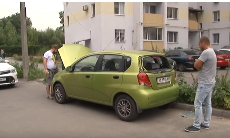 Харьковчанка утверждает, что депутат расстрелял ее авто. Фото: скриншот видео