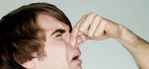 Вонь, сырость и трещины на потолке: днепряне два года живут с затопленным фекалиями подвалом