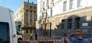 Ранил охранника и пошел гулять по мэрии: подробности перестрелки в центре Харькова