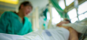 Никаких прогнозов: медики рассказали о состоянии мужчины, раненного под харьковской мэрией