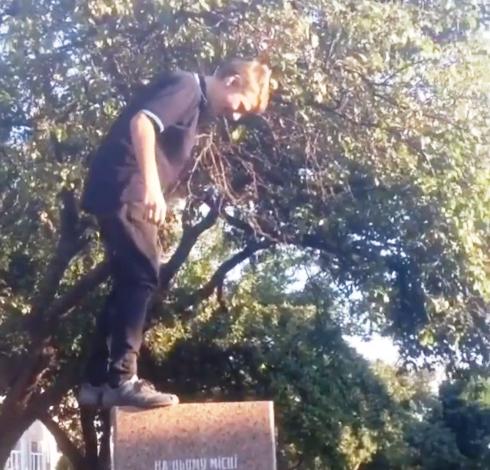 На Салтовке подросток помочился на памятник погибшим солдатам.