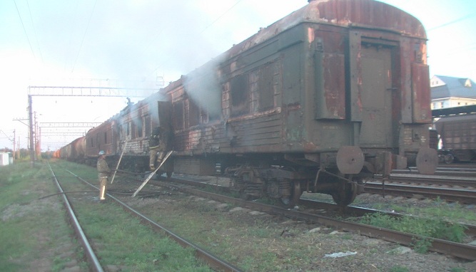 В Люботиине сгорел вагон. Фото: ГСЧС в Харьковской области