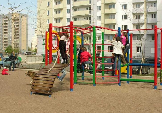 Детские площадки делают в колониях. Фото: makbaby.net.ua